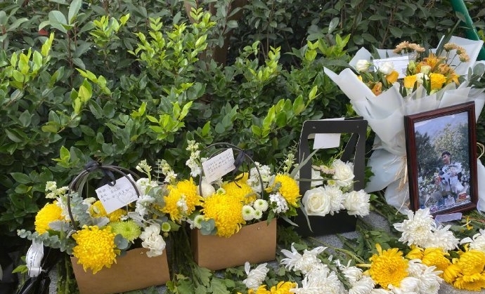高以翔追悼会现场,菊花满地殇