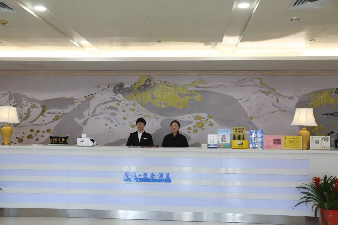 一个人进饭馆和医院猜一成语_一个人一只鸟成语猜图(3)