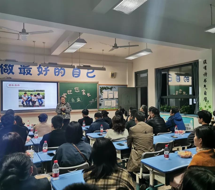 班 级 工 作班主任周彩萍老师首先就班级情况作了简介,表示本学期同学