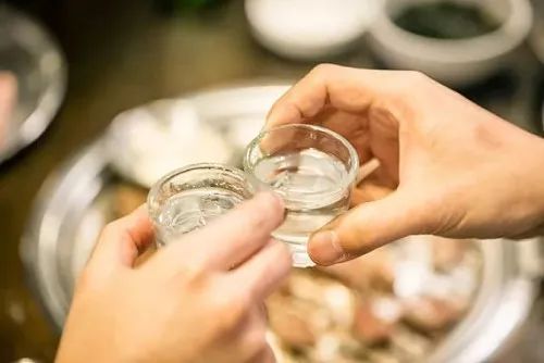 为何总说“酒是粮食精，越喝越年轻”？早明白早受益！