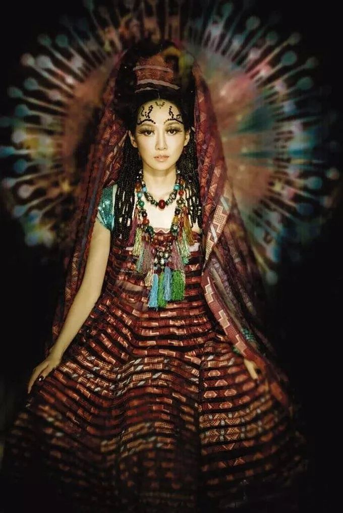 萨顶顶深情献唱《左手指月》,这声音绝对是上