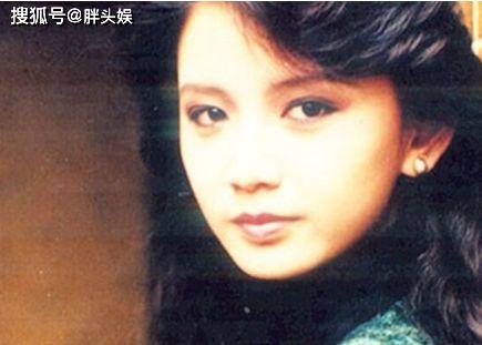 1996年,曾华倩与相恋三年的香港富商林肇基结婚,并于1999年生下儿子