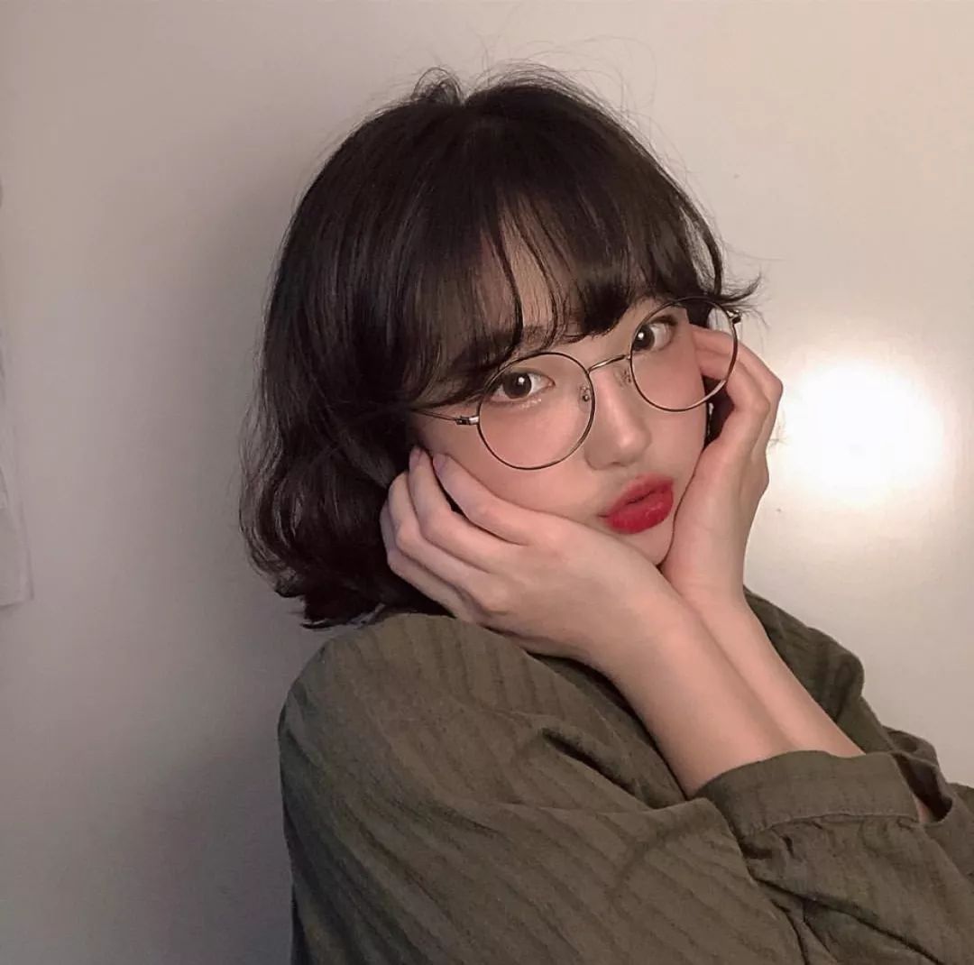 发型戴眼镜女生的短发