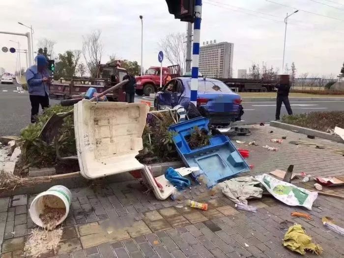 溧阳中关村幸福城红绿灯路口又出车祸了,一环卫工人.