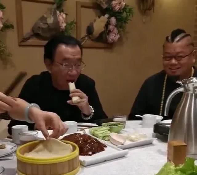 吃饭视频网红 cd084465c39541df93bedebebbb0d6f1.jpeg