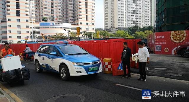 初中生过马路被撞飞，深圳多区路口被发现围挡