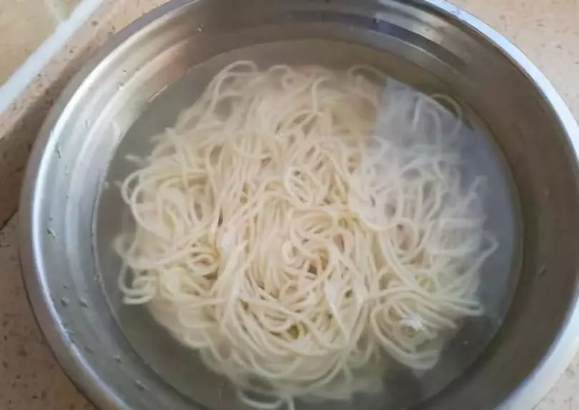 面条在锅中煮熟,再放入纯净水中过一遍冷水,这样面条才会比较筋道.