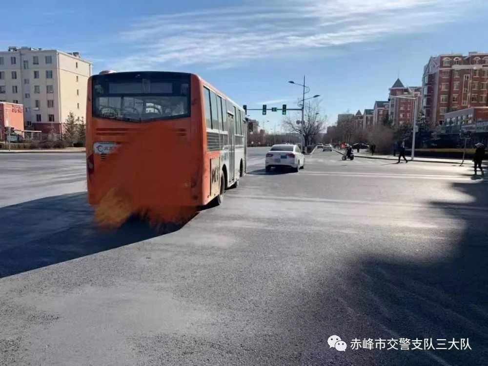 赤峰:公交车追尾轿车酿成事故!