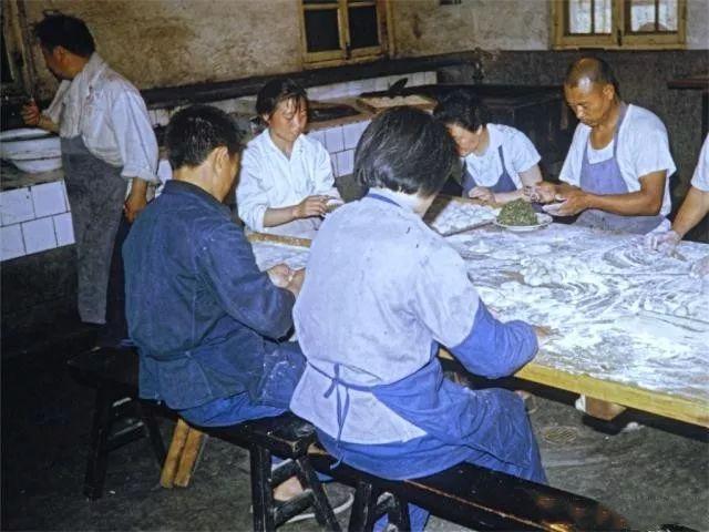 老照片:80年代的大型国营工厂,曾经最红火的"铁饭碗"单位