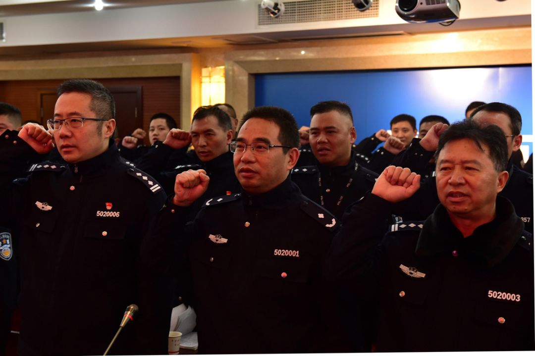 近日,重庆市三峡监狱组织部分民警在机关四楼会议室举行了学习新《入