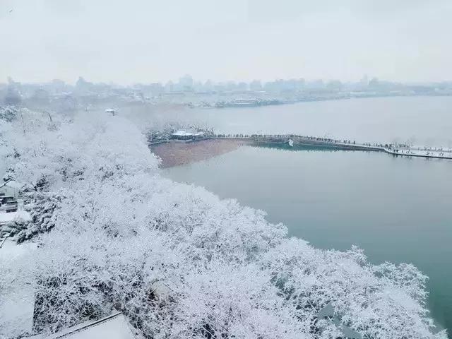 杭州下雪是真的美,断桥残雪西湖美景._大雪