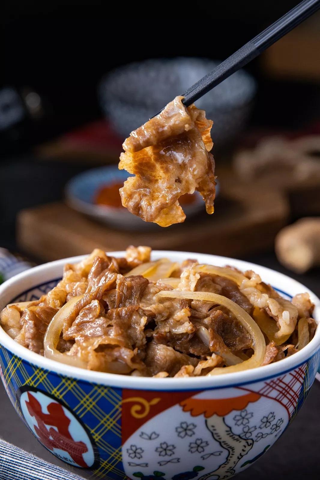 嘟立姆大碗丼丨一碗好吃到舔勺子的牛肉丼,进店还送风靡日本的太阳能