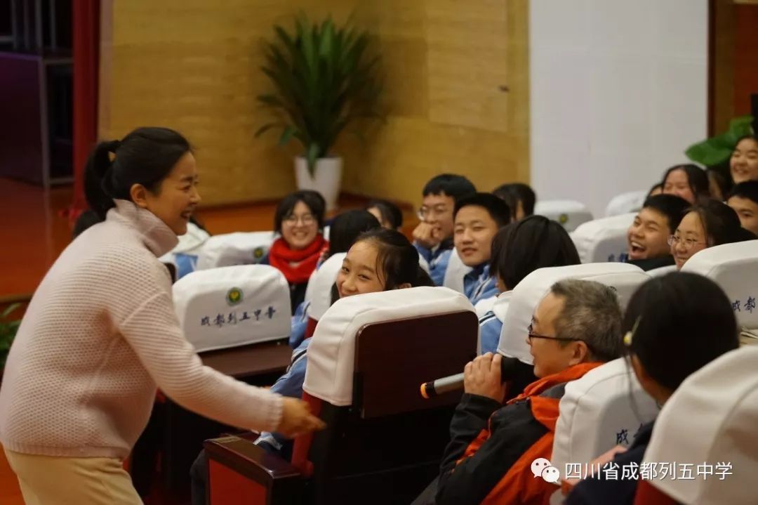 敖晓艺老师首先谈及普通话朗读与台词念白的区别.