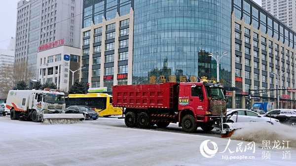 哈尔滨降中雪1．3万环卫职工“人机结合边下边清”