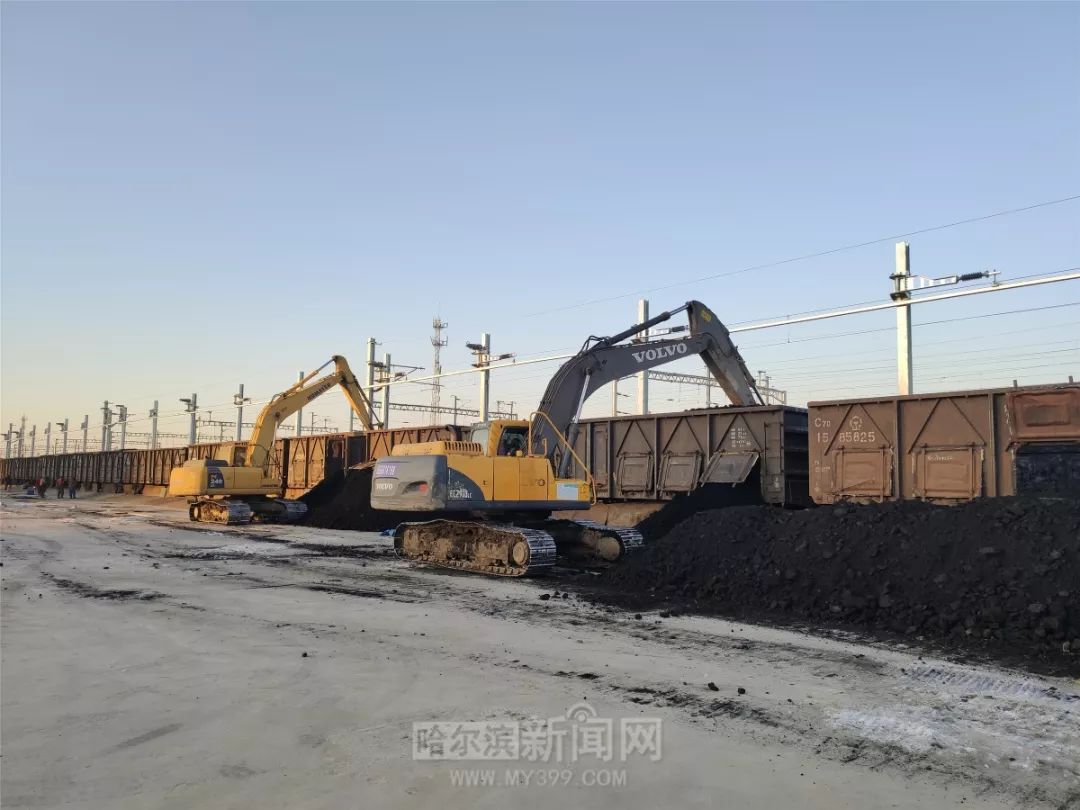 哈尔滨新区首条铁路专用线投用|首趟专列装载4450吨供热燃煤抵哈