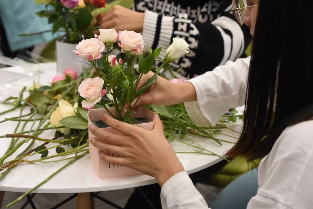 明明插花沙龙的主角是花儿,但她们却笑得人比花娇