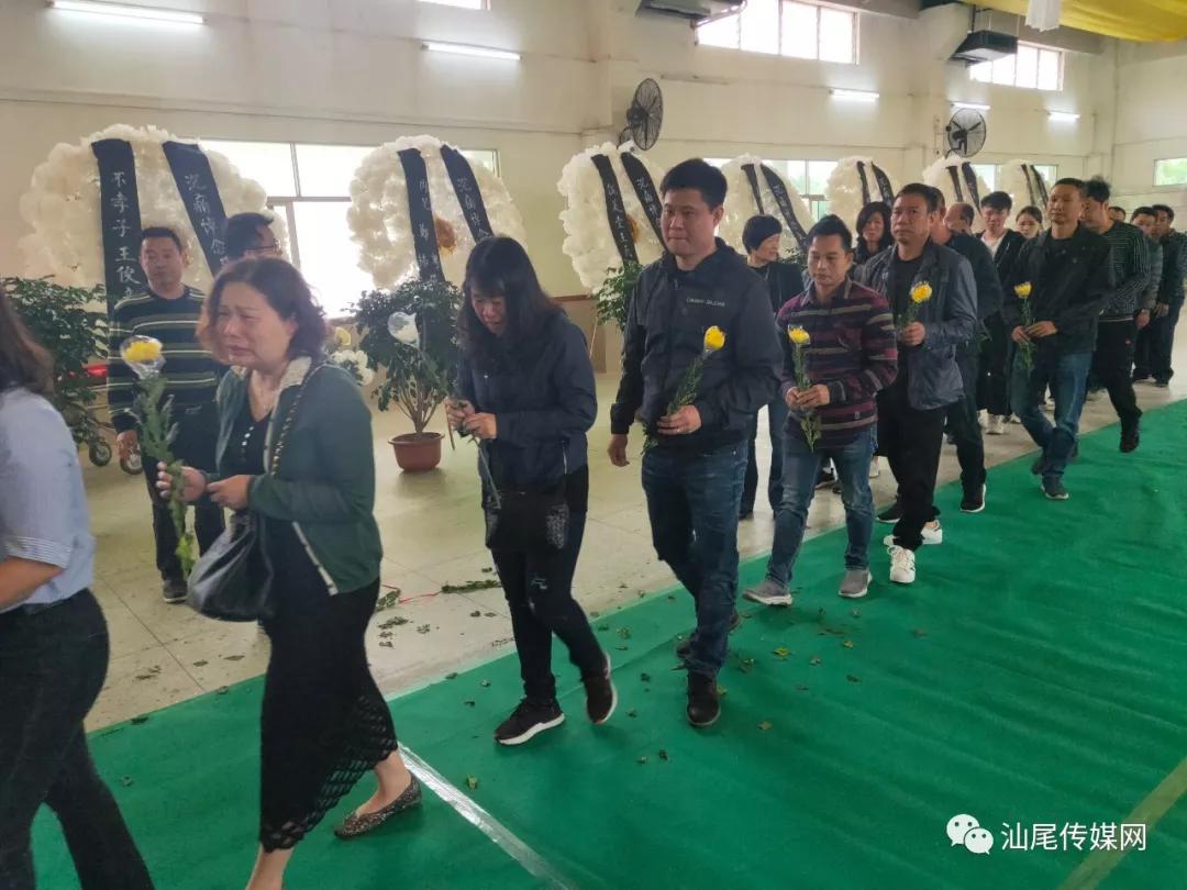 29日上午,海丰县公安局民警王树立的遗体告别仪式在海丰县殡仪馆举行
