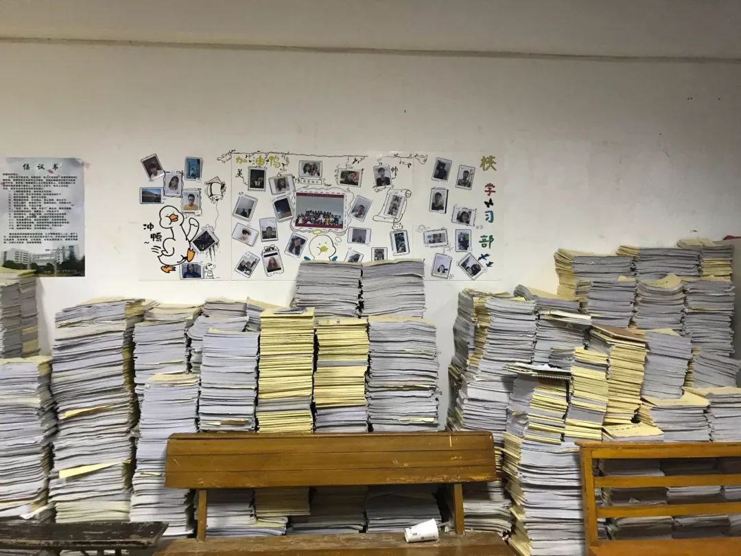 同学们堆积如山的作品在办公室的每个角落都留下了痕迹