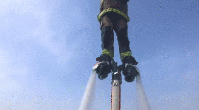 喷气背包会以高压水柱推起消防队员的靴子下的底座,把小哥推向空中.