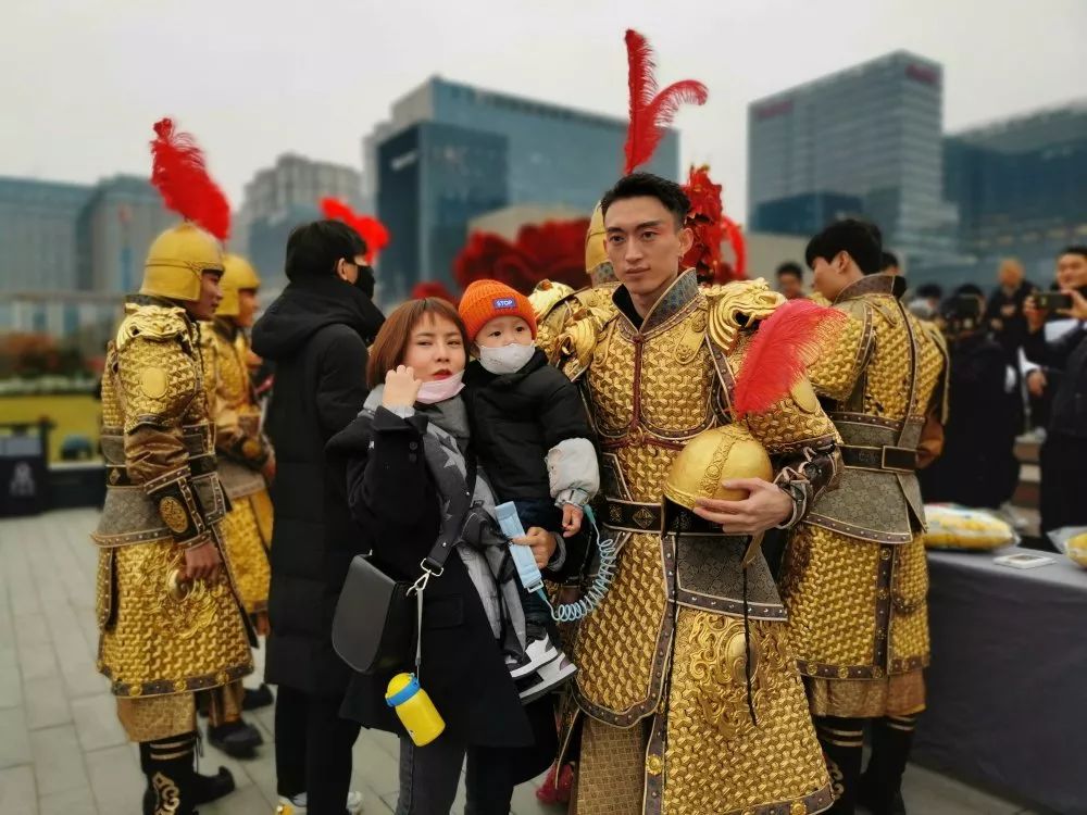 不倒翁小姐姐成功"牵手"城墙金甲武士,网红天团首场巡演火爆西安!