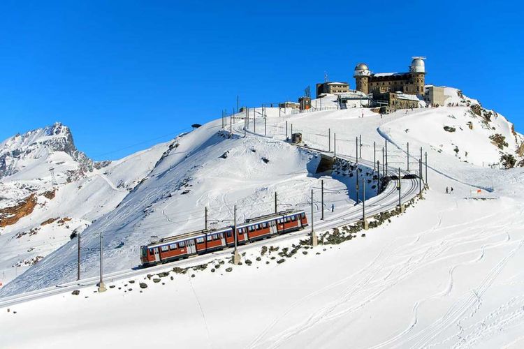 冰川之城:瑞士采尔马特欧洲顶级滑雪场,在阿尔卑斯山中熠熠生辉