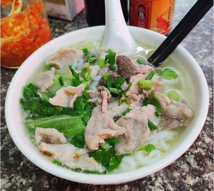 原味汤粉起源于广东潮汕地区(普宁市云落镇)的特色传统小吃,属于粤菜
