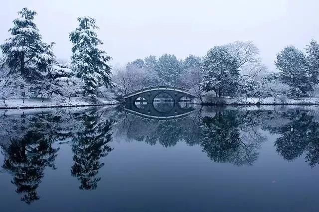 杭州下雪是真的美,断桥残雪西湖美景._大雪