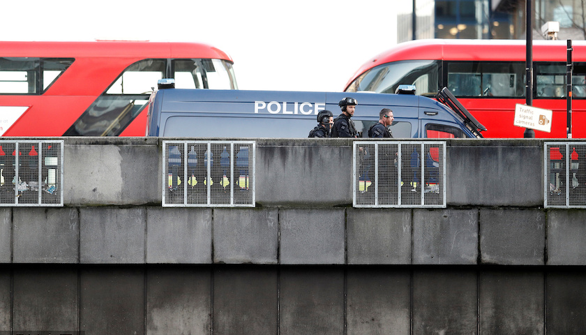 伦敦桥突发持刀伤人事件致数人受伤，1名男子被警方击毙