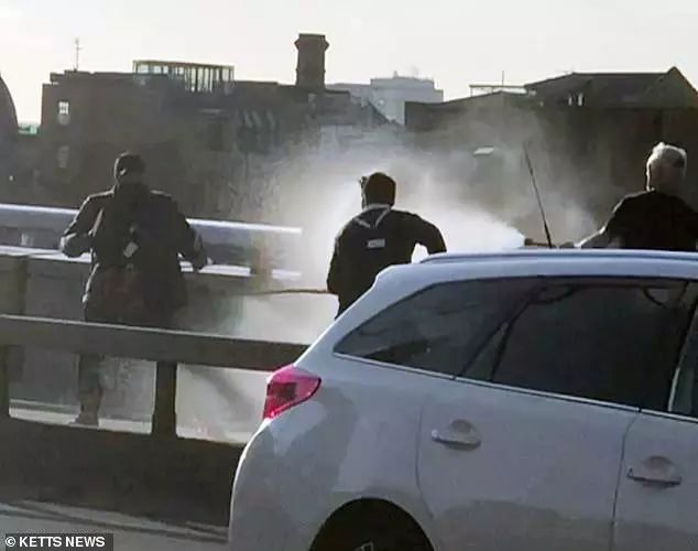 ​伦敦桥恐袭案：路人用灭火器、鲸鱼长牙追击嫌犯，被赞英雄