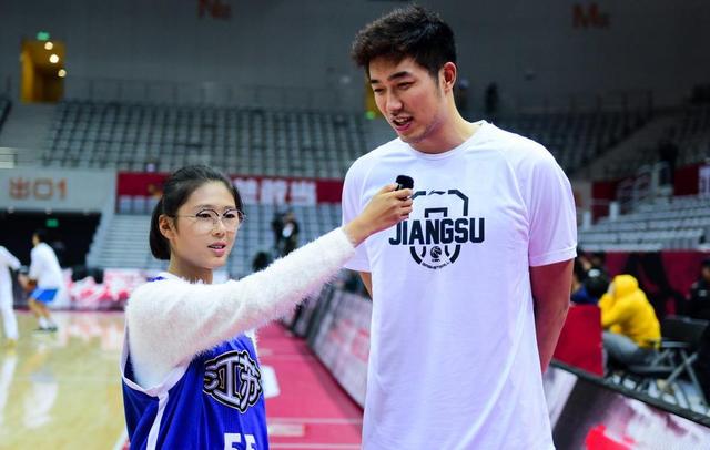 吴冠希称呼张常宁:我对象!2米10男神背1米95女神画面太美_胡玺琳