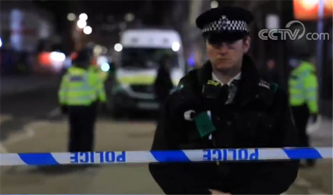 伦敦桥再遭恐袭：多名行人将袭击者按倒在地一人夺下凶器