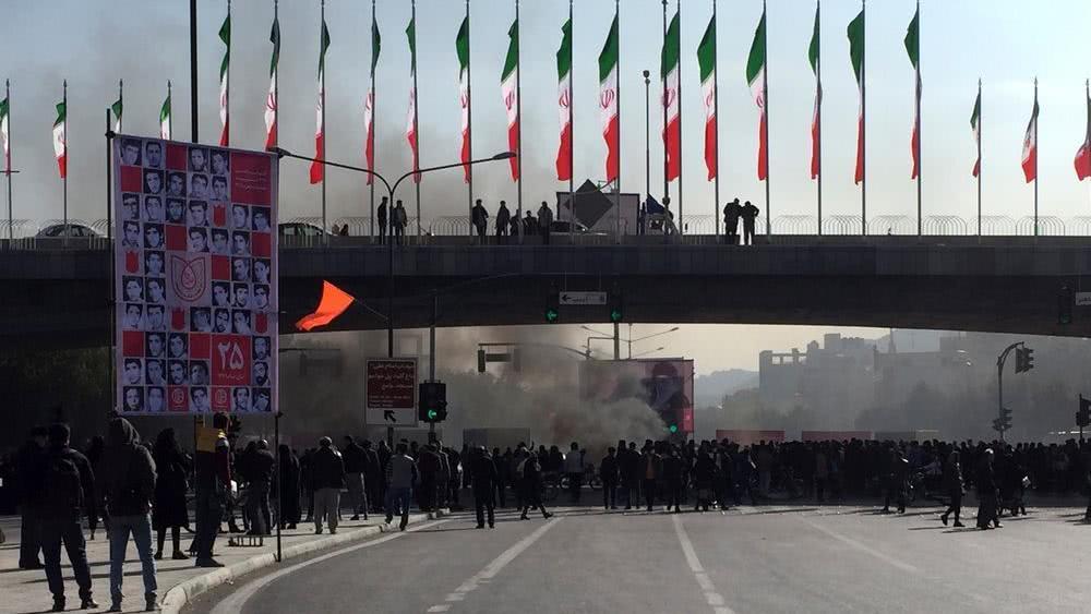 原创警察后撤军人出动,伊朗48小时快速平息暴乱,给各国上了一课