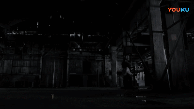 男主和朋友觉得不对劲,他再次点开了电脑中的视频,发现很多让人毛骨