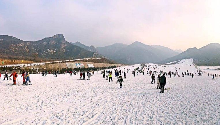 场配备魔毯3条大型高空索道2条,单板公园一个为滑雪客户提供全方位的