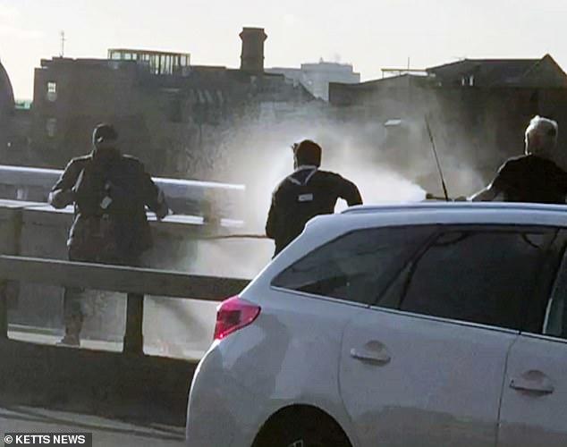 ​伦敦桥恐袭案：路人用灭火器、鲸鱼长牙追击嫌犯被赞英雄