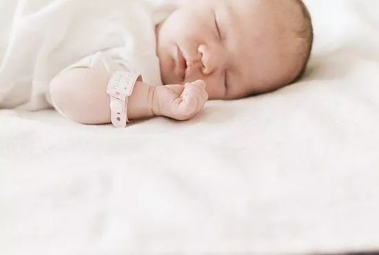 婴儿怎样晒太阳补钙 da641c71ca1148f99bce8894c272c055.jpeg