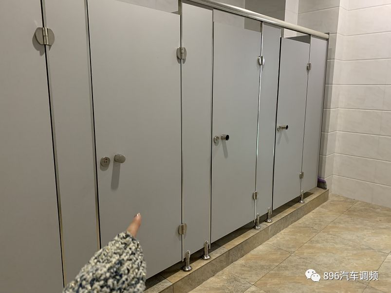 恶心!陕西一男子厕所偷拍女生,手机里竟有700