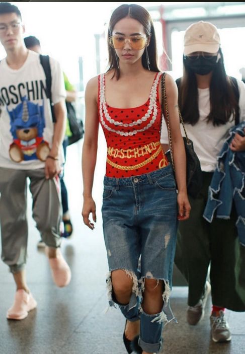 37岁的蔡依林现身机场,因特殊衣服引来眼尖网友的热议