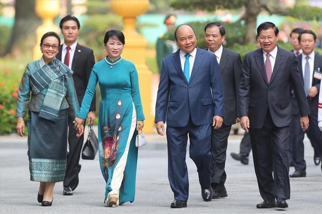 老挝第一夫人穿传统服饰温婉!在美成风景线的东南亚太太团中不输