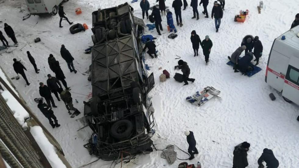 悲剧！俄罗斯大巴从6米高桥上坠河19死21伤（图）