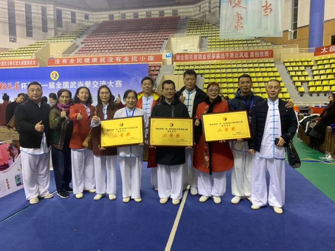 个人获奖唐仲春,高波,曾启源,郭卫兵获男子d组一等奖邓小虎,邹春江,蒋