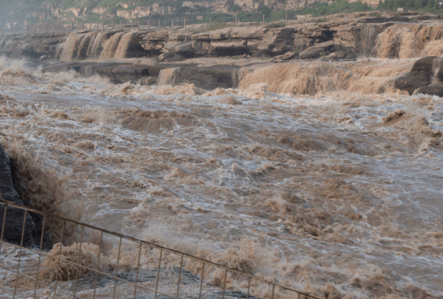 天水→黄河壶口 斜阳下的黄河瀑布呈现金黄色 有钱就是任性,坐直升机