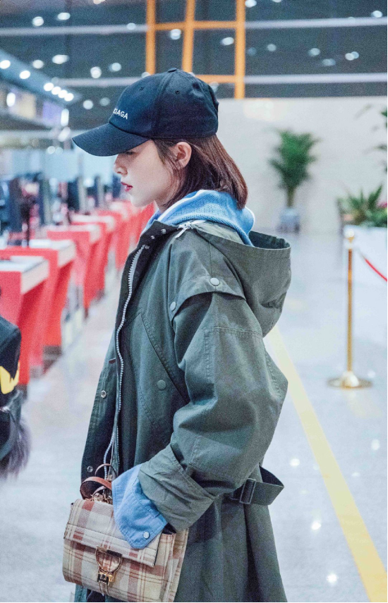 军绿色外套内搭配什么颜色好看女 571013dcd40f49a6ae62f53c89ca91bb.png