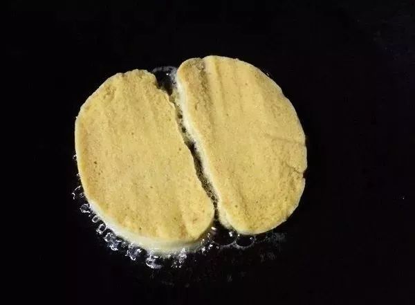 馒头裹上鸡蛋液,轻轻一炸,就是一道美味的早餐