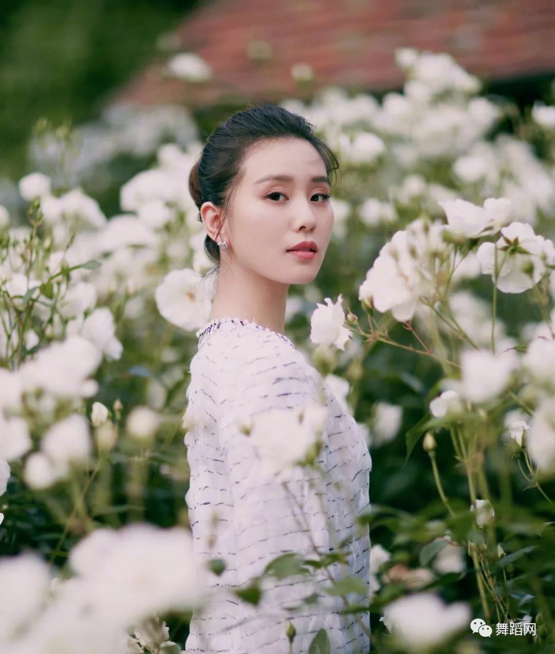 刘诗诗腿受伤都要绷直脚背,网友:不愧是学芭蕾