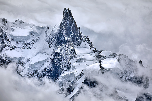 勃朗峰发生雪崩两名滑雪者不幸丧生