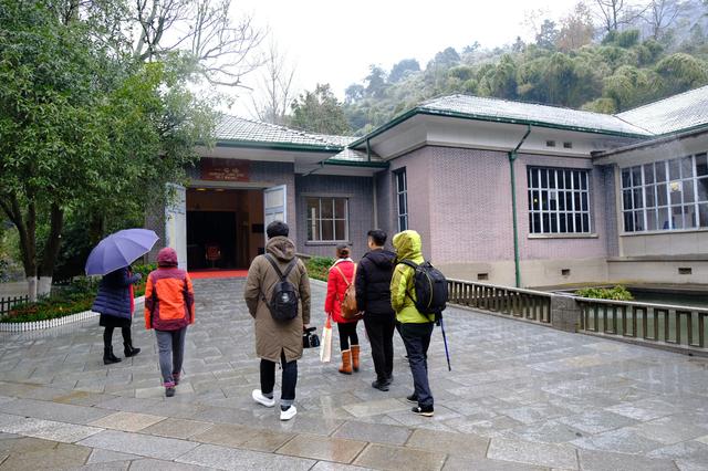湘潭韶山滴水洞景区现雾凇冰挂景观游客在虎歇坪争相拍摄
