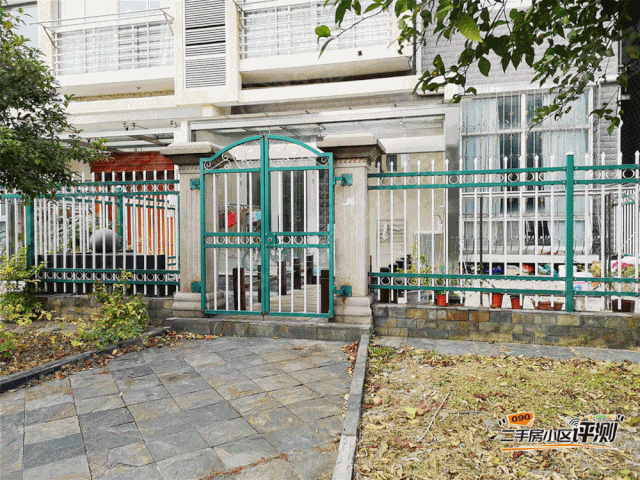 二期的四幢小高层都位于小区北边,带电梯,其中两幢是多单元并排设计.