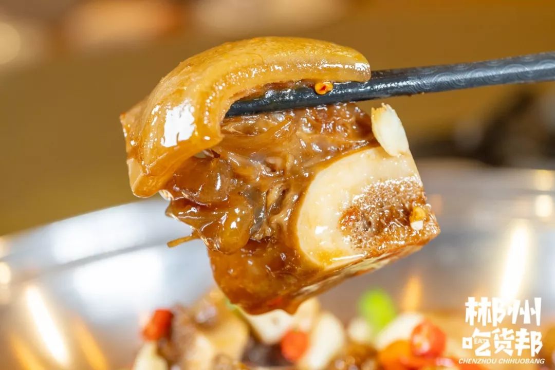 沙田牛脚火锅可以从十个配菜中(包括味碟)选自己喜欢的四个!