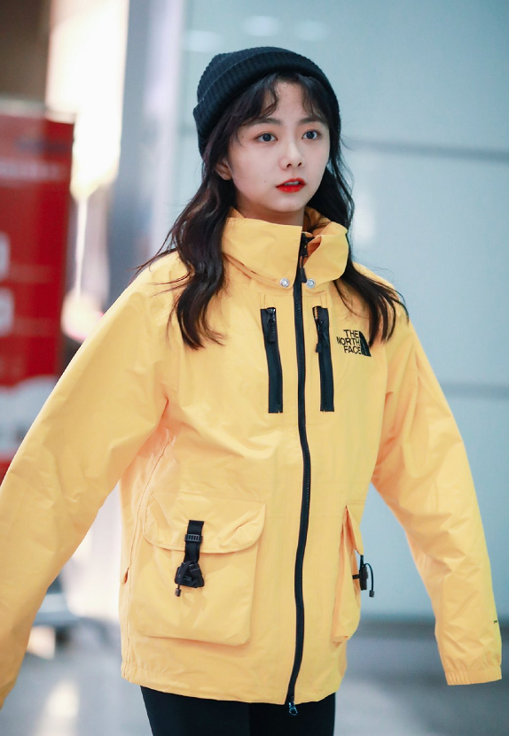 谭松韵身穿黑色宽大羽绒服,表情呆萌,羊毛卷发型非常甜美_少女